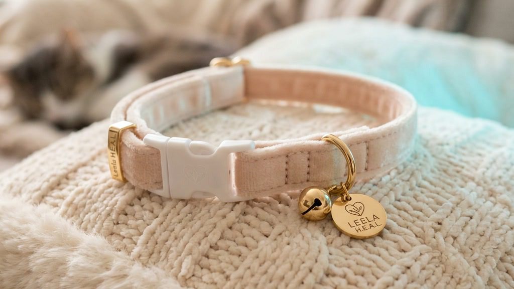 Leela H.E.A.L. Katzenhalsband Velour — Sicherheits-Halsband mit Break-Away-Verschluss